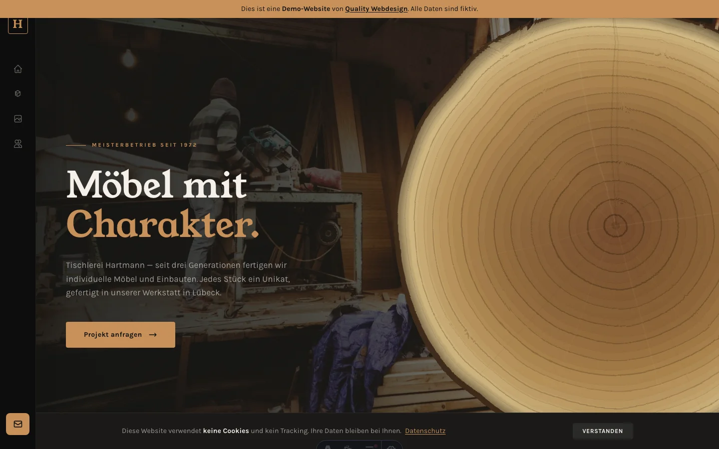 Desktop-Ansicht der Tischlerei Hartmann Website — Startseite mit Hero-Bild und Baumscheiben-Grafik